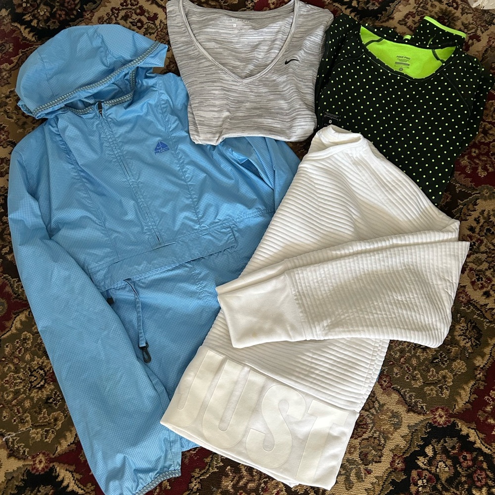 THREE PIECE NIKE BUNDLE! (Blk top is sold) Great condition! All Size Small.